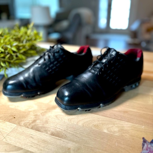 Tiger Woods Nike lace up golf shoes - Picture 2 of 6